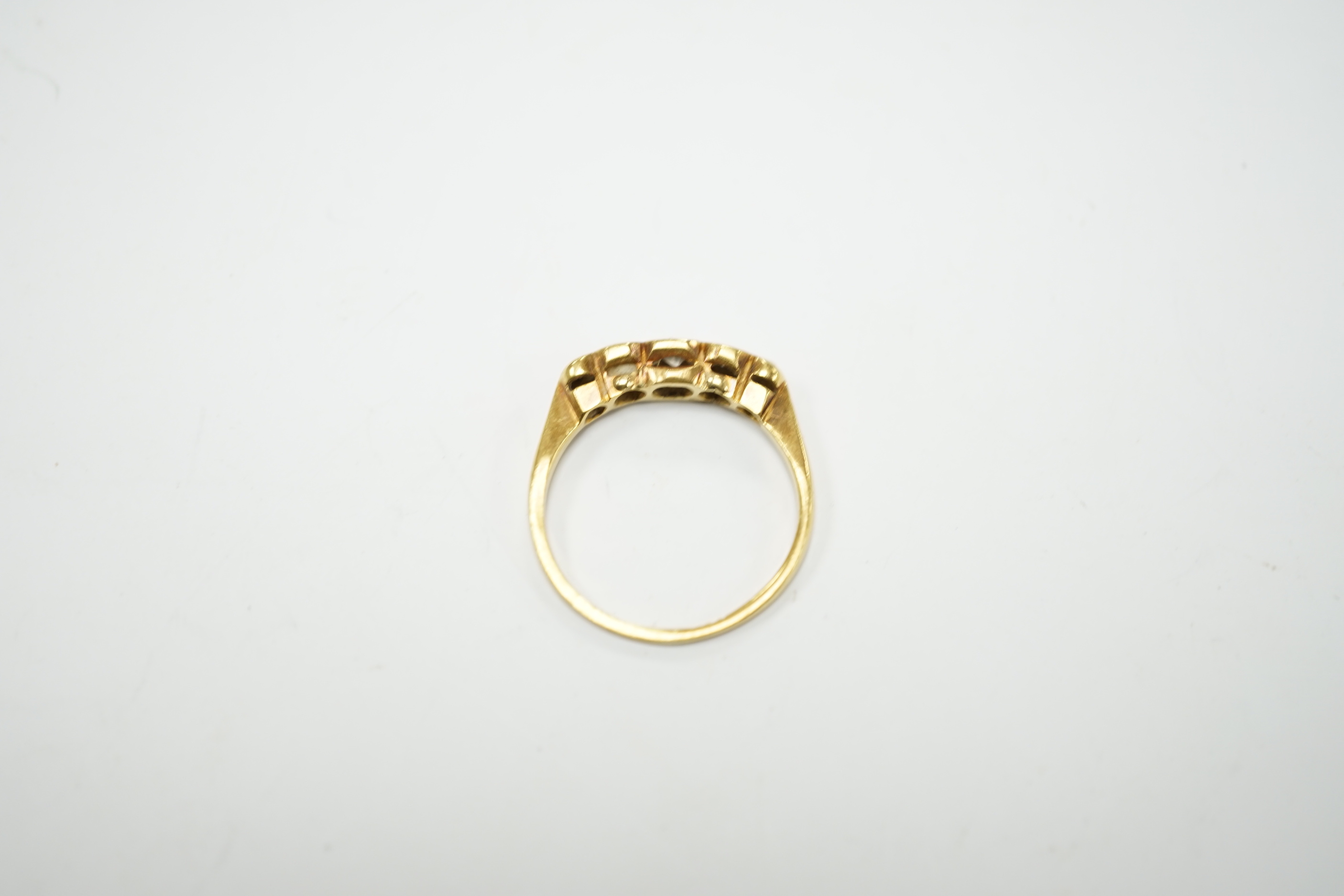 An 18ct, plat and graduated collet set five stone diamond half hoop ring, size P, gross weight 3.1 grams.